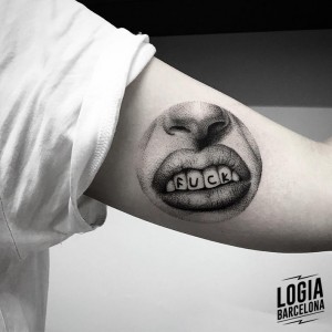 tatuaje_dientes_fuck_brazo_logia_barcelona_mace_cosmos   